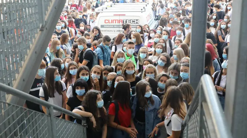 Un’immagine del primo giorno di scuola per gli studenti del polo Slataper di Gorizia. Foto di Pierluigi Bumbaca