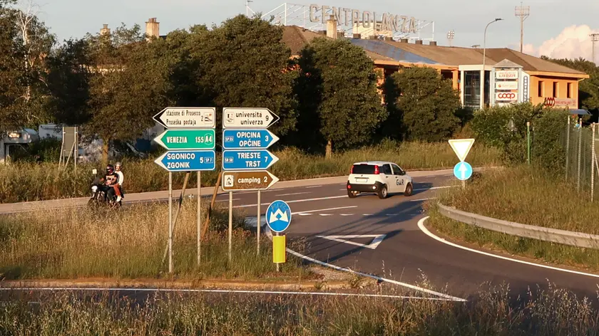 L’incrocio del centro Lanza dove si attende l’avvio del cantiere per la nuova rotatoria Foto Lasorte