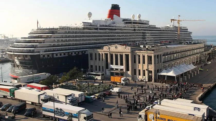 Paolo Giovannini, Trieste 20/11/2011, Stazione Marittima, Navi da Crocera ormeggiate.