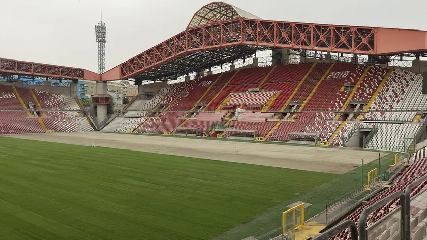 il manto erboso del Rocco rifatto Foto Andrea Lasorte