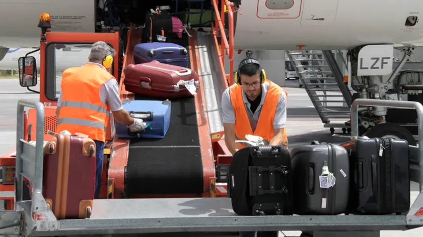 Addetti ai bagagli all'aeroporto di Ronchi