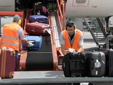 Addetti ai bagagli all'aeroporto di Ronchi