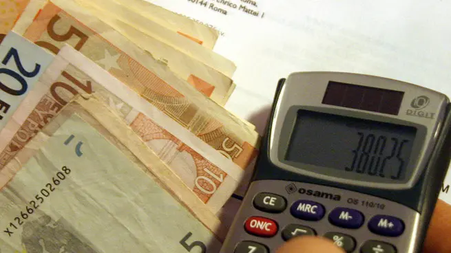 Un utente controlla una bolletta del gas, in una foto di archivio. FOLCO LANCIA / DBA