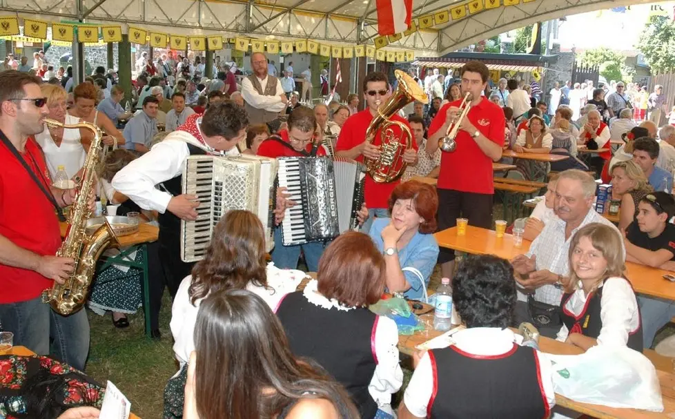 Musica nel "broilo" durante un'edizione della Festa dei popoli della Mitteleuropa