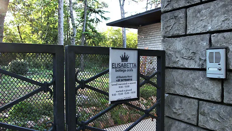 L’ingresso della bottega orafa Elisabetta di Sistiana fra l’ufficio postale e la banca Foto Andrea Lasorte