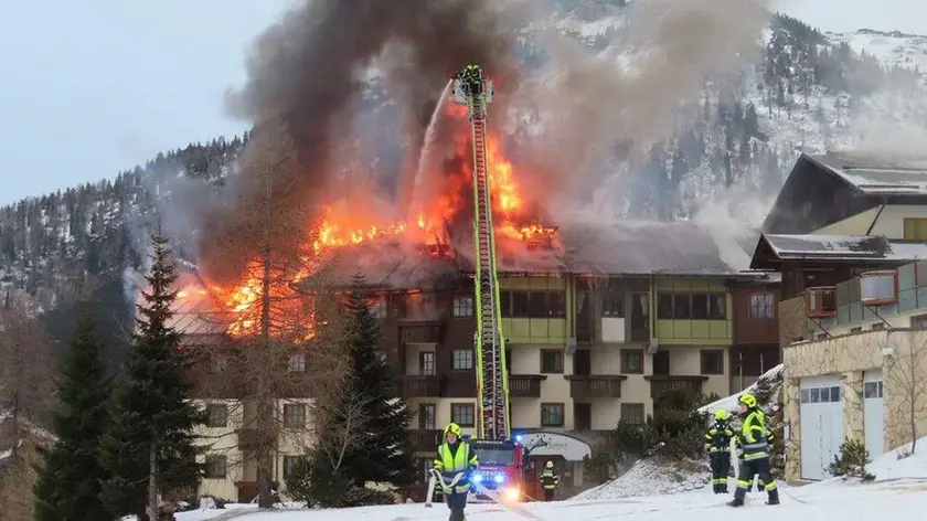 L'albergo Alpenhof di Pramollo devastato delle fiamme. Foto Kleine Zeitung