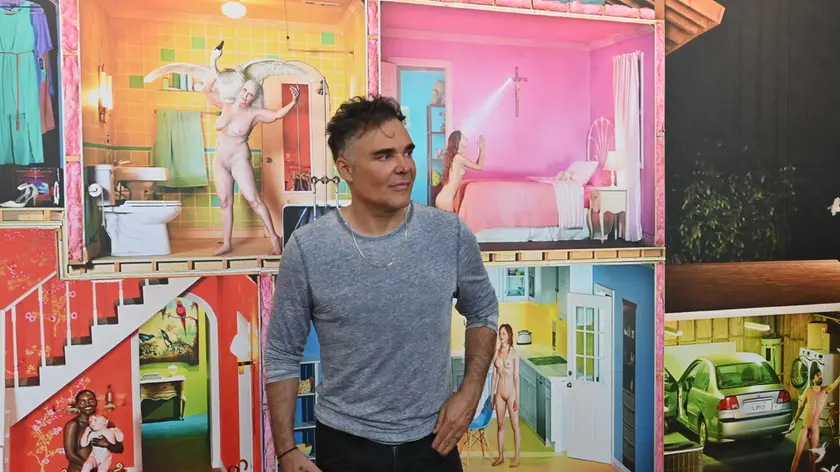 David Lachapelle fotografato davanti alle sue opere da Francesco Bruni