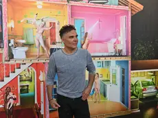 David Lachapelle fotografato davanti alle sue opere da Francesco Bruni