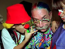 Hunter “Patch” Adams con una bimba
