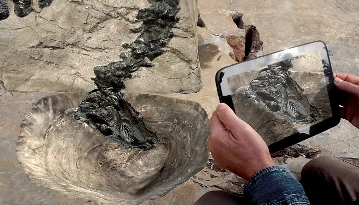 Un tablet per immortalare le meraviglie del sito paleontologico del Villaggio del pescatore in una foto d’archivio