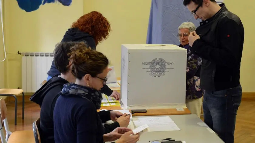 Foto BRUNI 17.04.16 Referendum Piattaforme-il seggio di via Pascoli