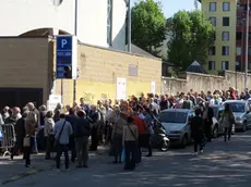 La fila dei soci in attesa dell'assemblea Coop