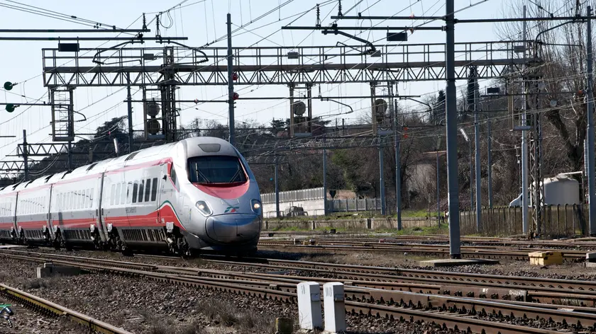 monselice 24/02/2014.ragazza di 15 anni finisce sotto un treno e perde un arto.nella foto : il passaggio di un trano vicino al luogo dell'impatto.ph zangirolami