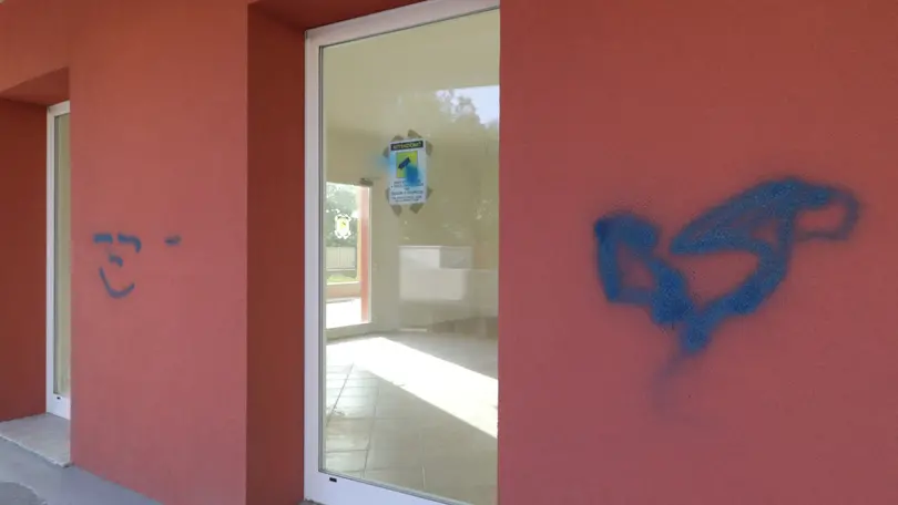 Lasorte Trieste 04/05/18 - Via Flavia, Nuove Case ATER, Vernice Spray Blu