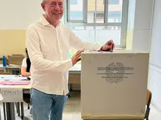 Il ministro Adolfo Urso al voto