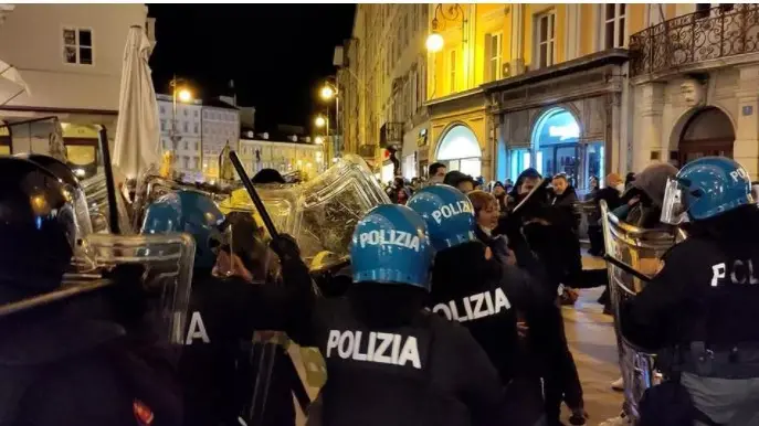 Gli scontri di sabato al corteo No green pass di Trieste