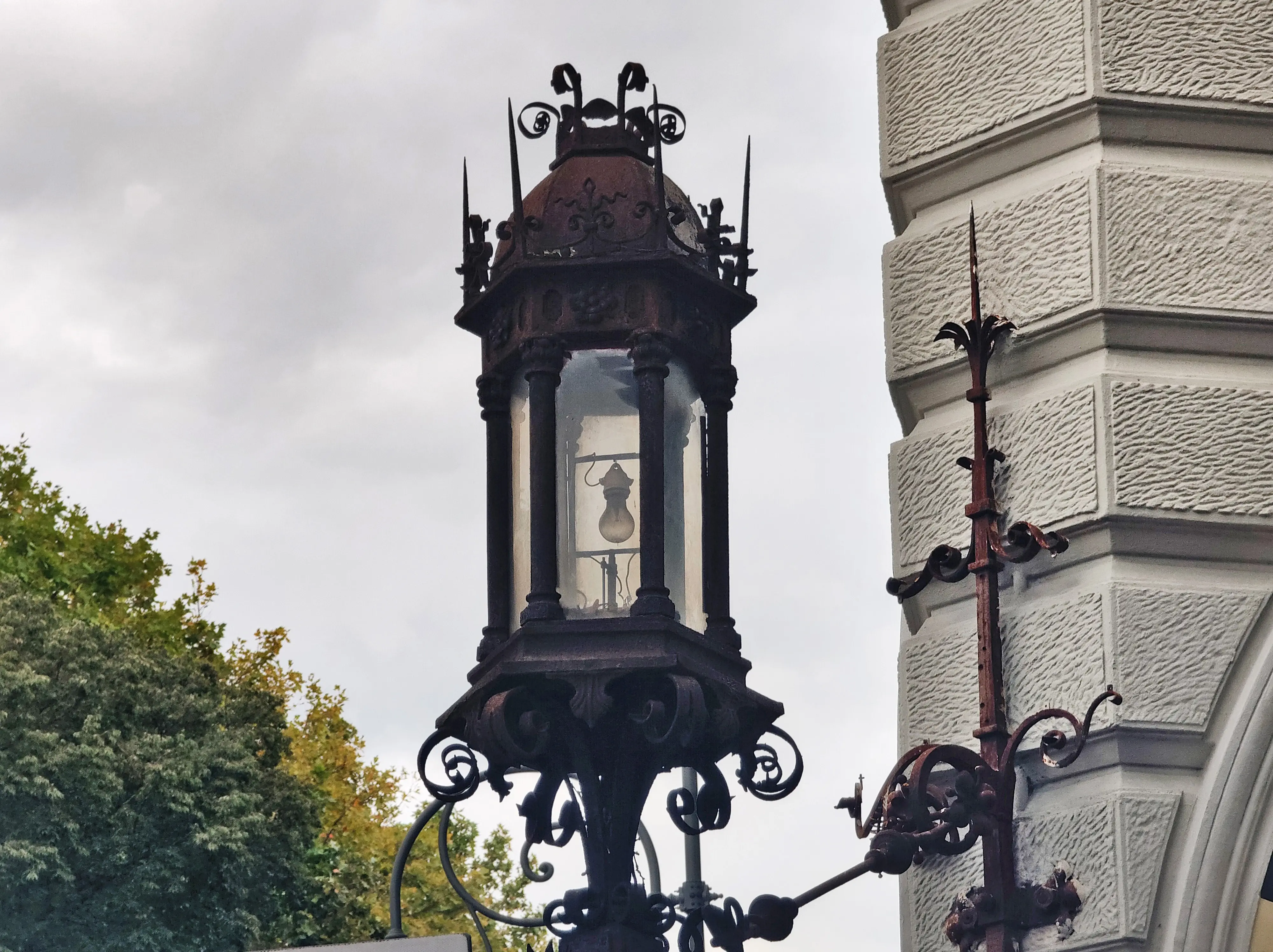 Il palazzo della farmacia fra le vie Giulia e Rossetti