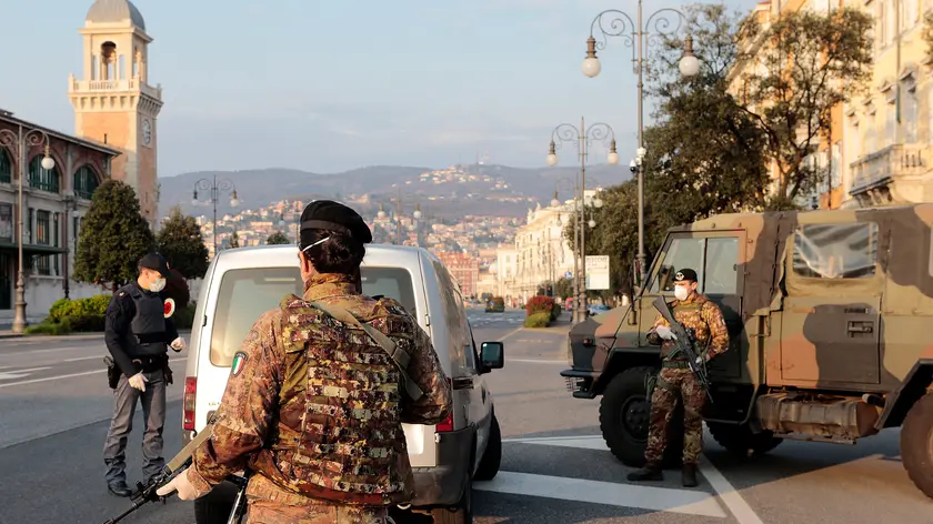 Controlli di esercito e forze dell'ordine oggi (sabato 21 marzo) a Trieste (Foto Massimo Silvano)