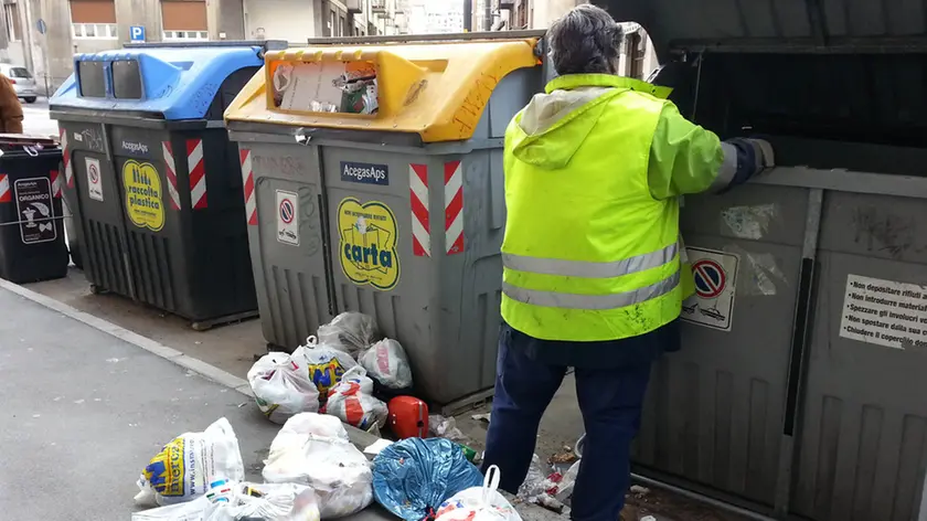Lasorte Trieste 09/02/15 - Cassonetti, Immondizie, Raccolta Differenziata, Via Fabio Severo