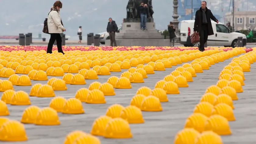 I 5000 caschetti posizionati nel 2013 dall'Ance Fvg in piazza Unità: rappresentano i posti di lavoro persi nell'edilizia