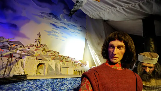 Korcula, 310712. Rudolf Petrinec porijeklom sa Korcule osmislio je muzej Marca Pola. Marco Polo Exhibition uz pomoc silikonskih figura i autenticnih kostima prati zivot Marca Pola od Korcule preko Kine do utamnicenja U Veneciji gdje je nastala knjiga Milion. Na slici Marco Polo ispred Korcule. Foto: Nikola Vilic / CROPIX