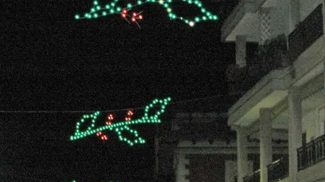 ANTEPRIMA Cervignano 4 Dicembre 2004. Ore 19.00. ILLUMINAZIONI NATALIZIE Le strade della città addobbate con le decorazioni di Natale. Telefoto Copyright Massimo Turcoi/Foto Agency Anteprima.