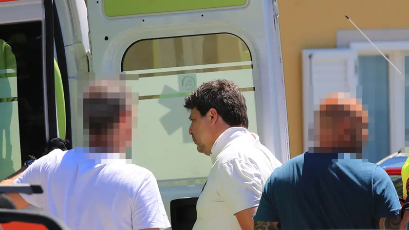 Paolo Pironti mentre entra nell’ambulanza dopo essere stato bloccato a Grignano il 10 luglio scorso