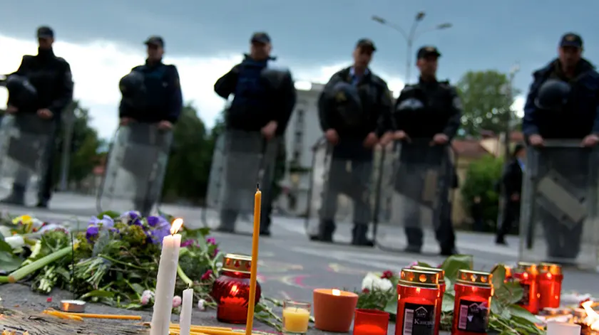 Fiori in memoria degli otto agenti morti a Kumanovo