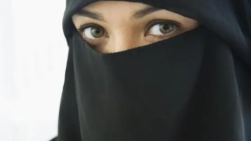 Una donna islamica coperta dal velo