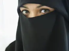 Una donna islamica coperta dal velo