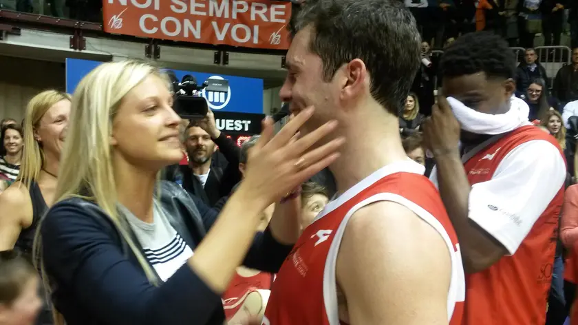 Andrea Pecile, play-guardia dell'Alma Trieste, chiede alla sua fidanzata di sposarlo al termine della partita del campionato di Serie A2 di basket vinta contro la Virtus Bologna. Dopo la vittoria si è avvicinato alla ragazza, l'ex modella-giocatrice Giulia Fragiacomo, porgendole una scatola con dentro un anello e chiedendole: "Vuoi sposarmi?". Trieste, 26 marzo 2017. ANSA/ ALFONSO DI LEVA