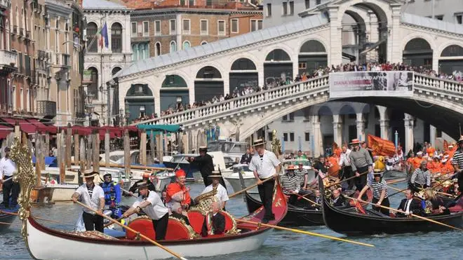 Mons.Francesco Moraglia, patriarca neo eletto di Venezia, e il sindaco, Giorgio Orsoni, nella 'balotina ' bianca in testa al corteo di barche lungo il Canal Grande diretto verso piazza San Marco per la cerimonia di insediamento del nuovo Patriarca della citta' lagunare, Venezia, 25 marzo 2012. ANSA/ANDREA MEROLA