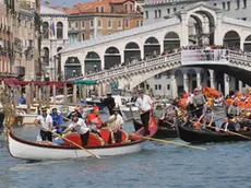 Mons.Francesco Moraglia, patriarca neo eletto di Venezia, e il sindaco, Giorgio Orsoni, nella 'balotina ' bianca in testa al corteo di barche lungo il Canal Grande diretto verso piazza San Marco per la cerimonia di insediamento del nuovo Patriarca della citta' lagunare, Venezia, 25 marzo 2012. ANSA/ANDREA MEROLA