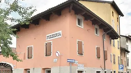 La pizzeria dove lavora il dipendente aggredito Foto Petrussi