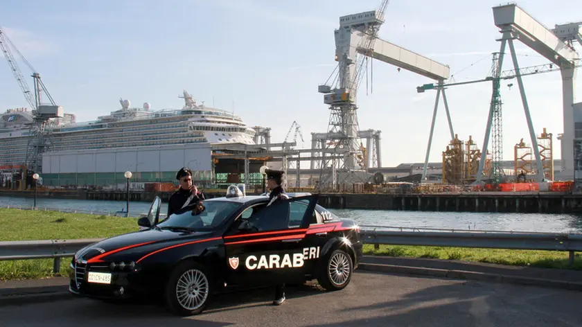 carabinieri all'esterno del cantiere Fincantieri a Monfalcone