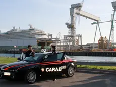 carabinieri all'esterno del cantiere Fincantieri a Monfalcone