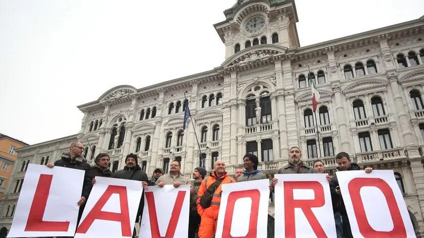 Un recente presidio organizzato davanti al Comune dagli operai della Sertubi