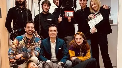 Davide Salucci (in piedi, secondo da destra), Hari Bertoia con la macchina da presa e il cast del film