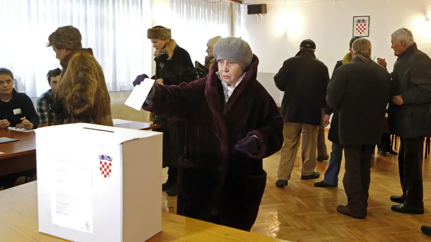 Le operazioni di voto in un seggio di Zagabria