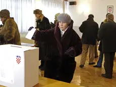 Le operazioni di voto in un seggio di Zagabria