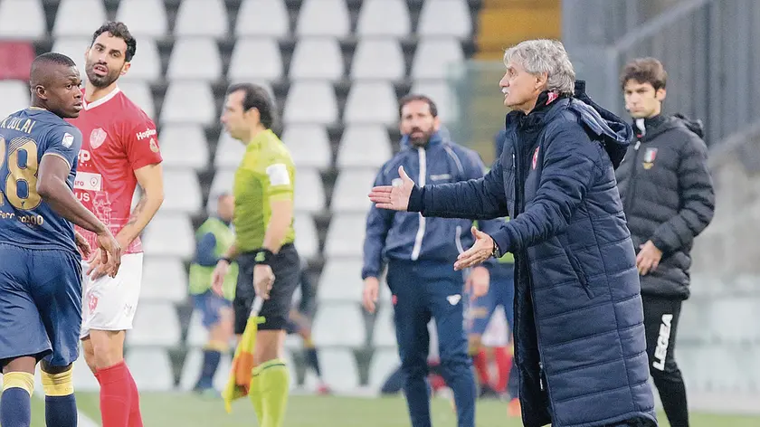 Il tecnico rossoalabardato Bepi Pillon dà indicazioni ai suoi giocatori durante la partita vittoriosa con il Perugia