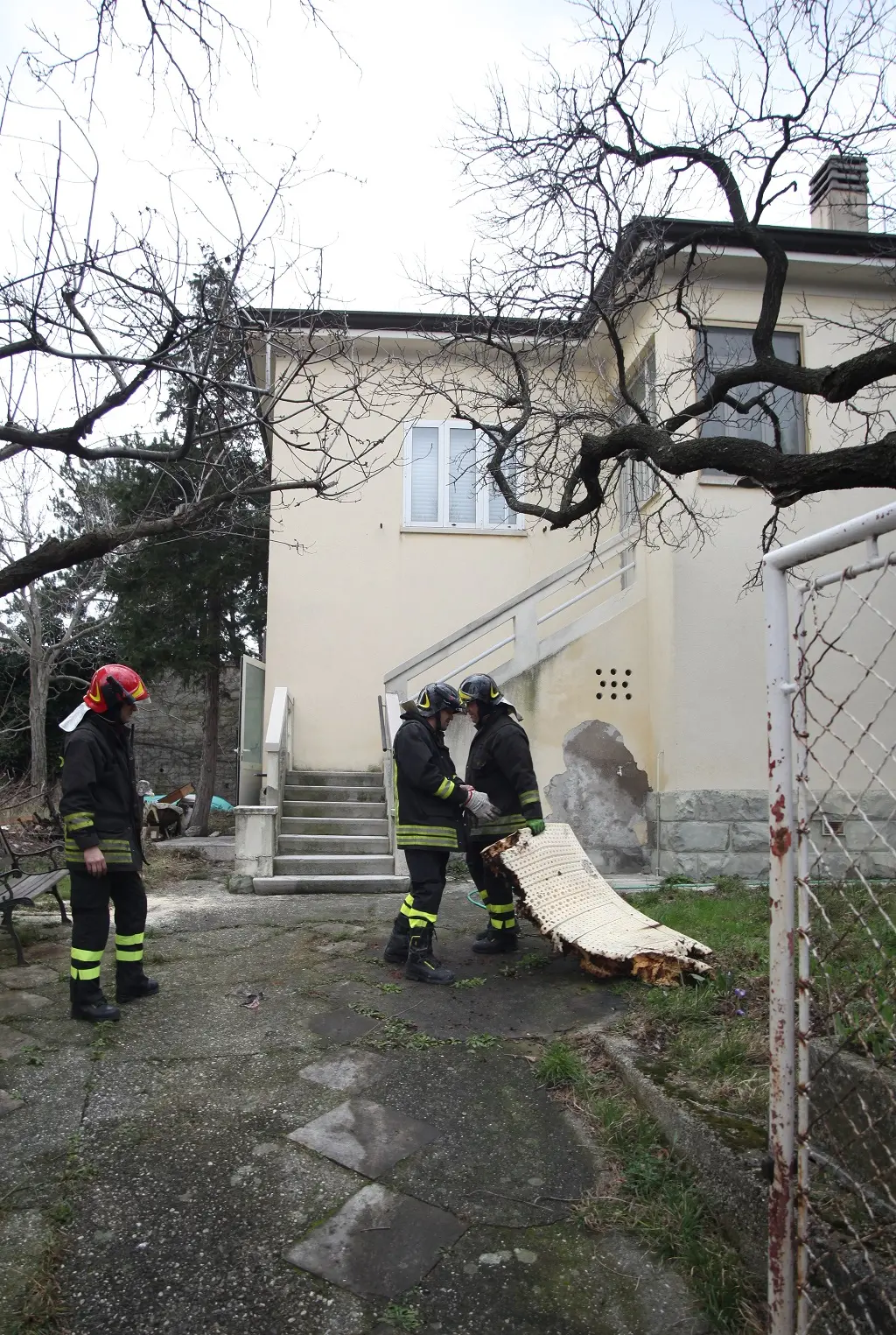 I pompieri nel cortile della casetta di via felluga (Lasorte)