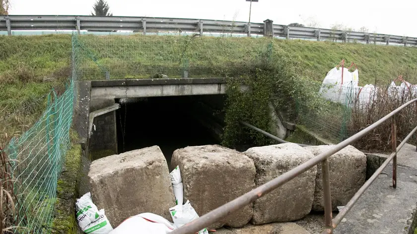 Il canale irriguo che passa sotto l’autostrada con gli sbarramenti a San Pier Foto Katia Bonaventura
