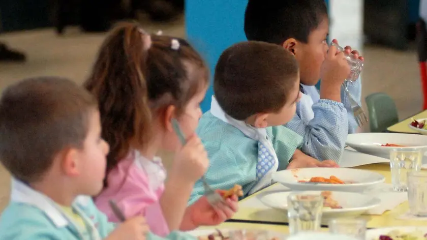 Bambini in una mensa scolastica in una foto d’archivio