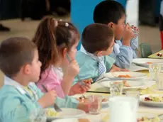 Bambini in una mensa scolastica in una foto d’archivio