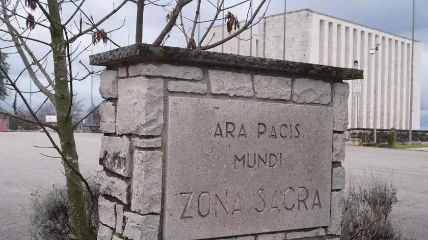 L’Ara Pacis Mundi in cima al colle di Medea
