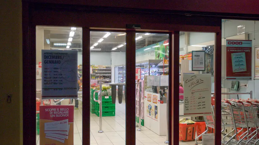 Il supermercato chiuso (Foto Massimo Silvano)