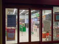 Il supermercato chiuso (Foto Massimo Silvano)