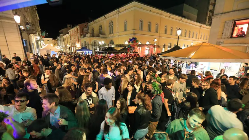 L’assembramento di gente che contraddistingue da sempre Gusti di frontiera, impossibile farlo in questo momento Foto Bumbaca