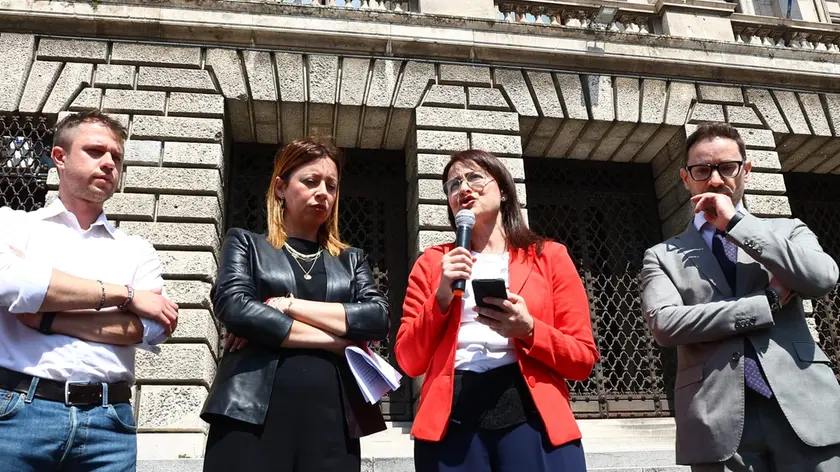 La conferenza stampa davanti al Tribunale di Trieste. Foto Lasorte